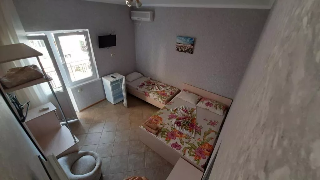 «Южный» Стандартный трехместный номер. Гостевой дом "Южный" у Гарика. Лазаревское «Южный» Стандартный трехместный номер. Гостевой дом "Южный" у Гарика. Лазаревское