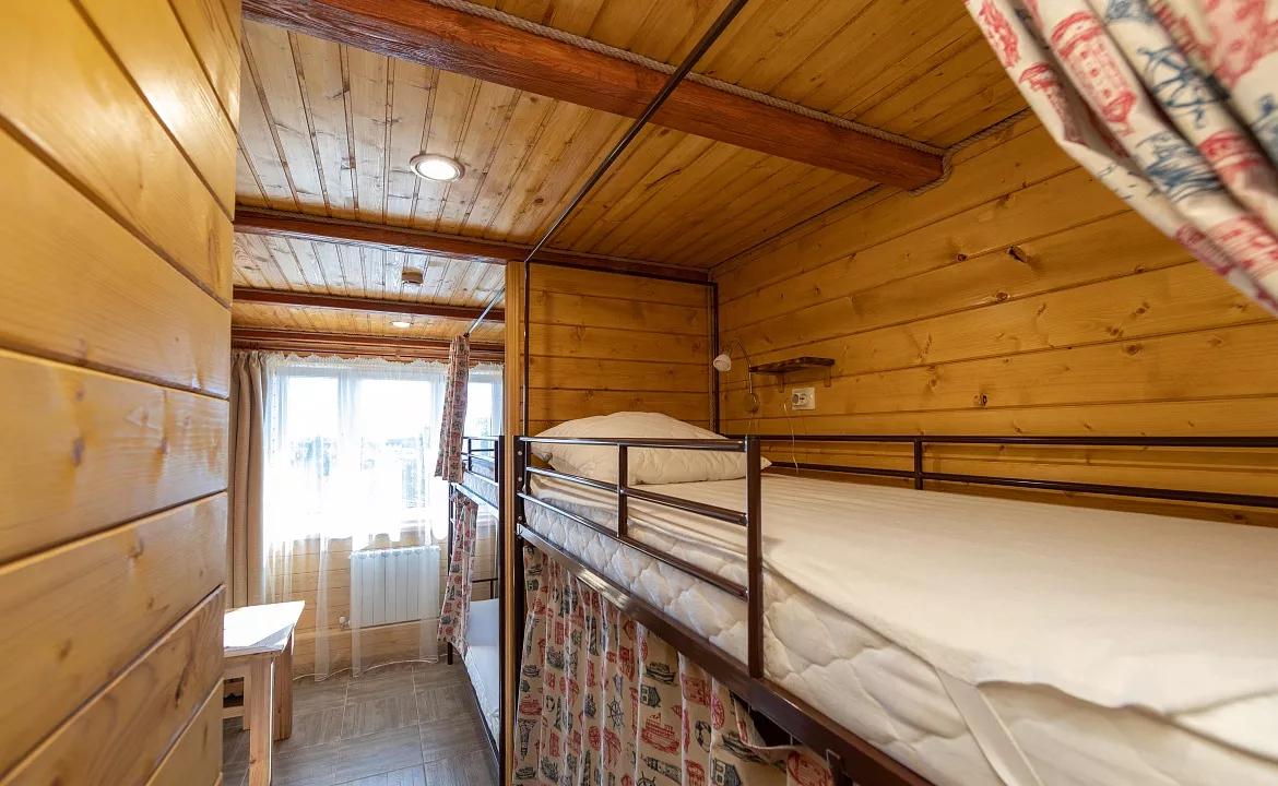 Кровать в общем номере для мужчин с 4 кроватями. Хостел Bamboo Hotel. Адлер