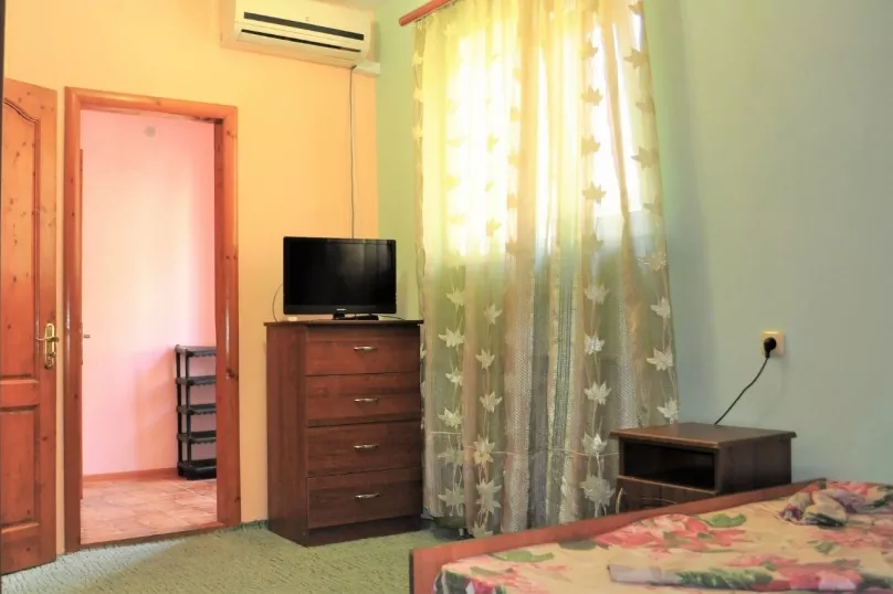 2х.местный с завтраком август . Гостевой дом У Георгия . Витязево