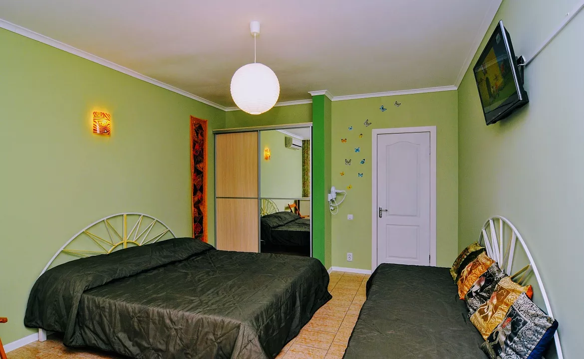 3-местный номер . Отель "У верблюжьих горбов". Коктебель