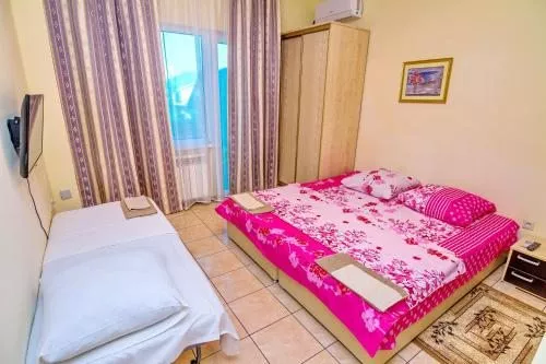 ДВУХМЕСТНЫЙ НОМЕР С 2 ОТДЕЛЬНЫМИ КРОВАТЯМИ + ДОПОЛНИТЕЛЬНОЙ КРОВАТЬЮ. Гостевой дом "ОЛЬГА" - Адлер. Адлер