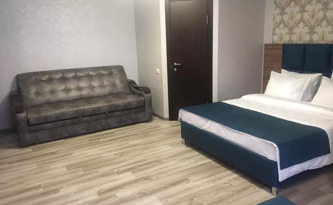 СТАНДАРТНЫЙ 5-ТИ МЕСТНЫЙ НОМЕР С КРЕСЛОМ. Гостевой дом "Family". Лазаревское