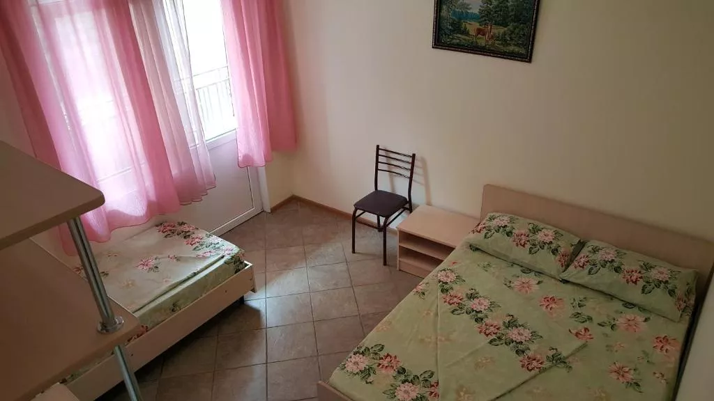 «Южный» Стандартный трехместный номер. Гостевой дом "Южный" у Гарика. Лазаревское «Южный» Стандартный трехместный номер. Гостевой дом "Южный" у Гарика. Лазаревское