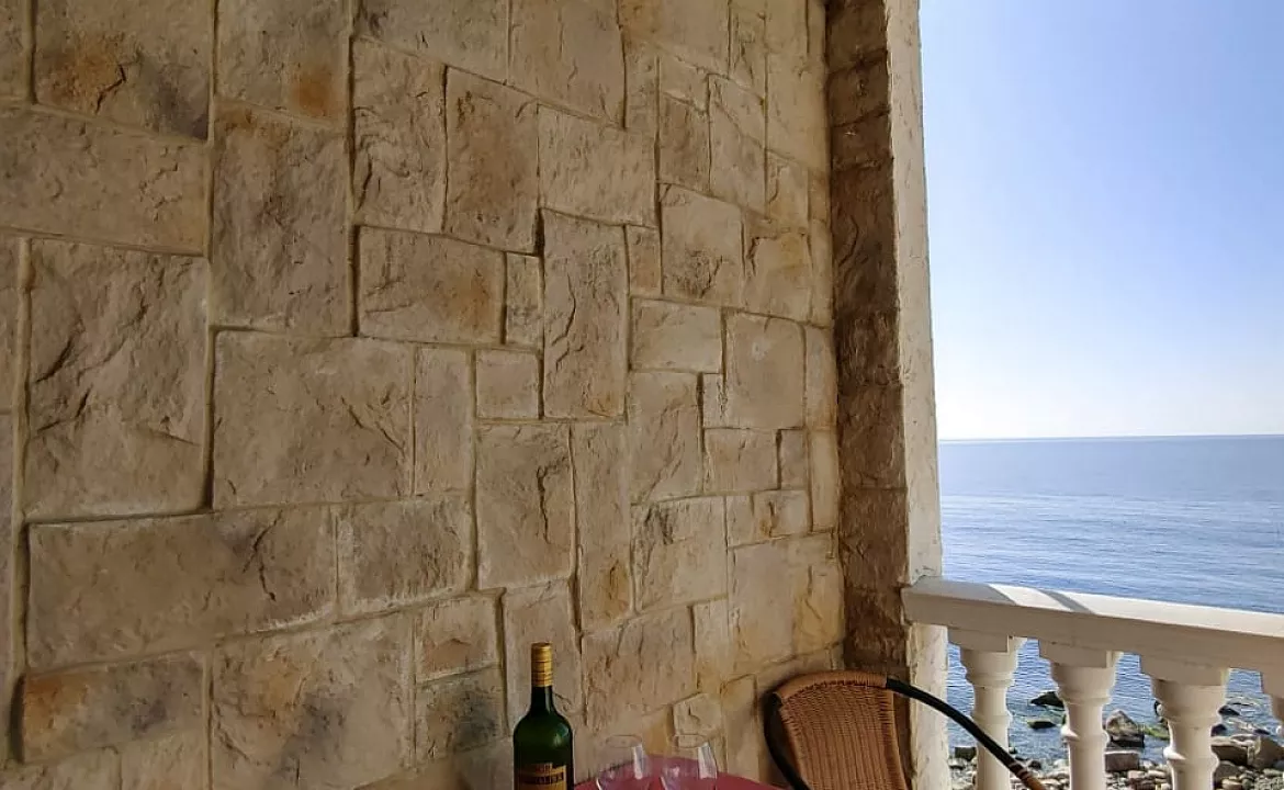 Люкс с балконом . Эллинг Кипарис . Лоо