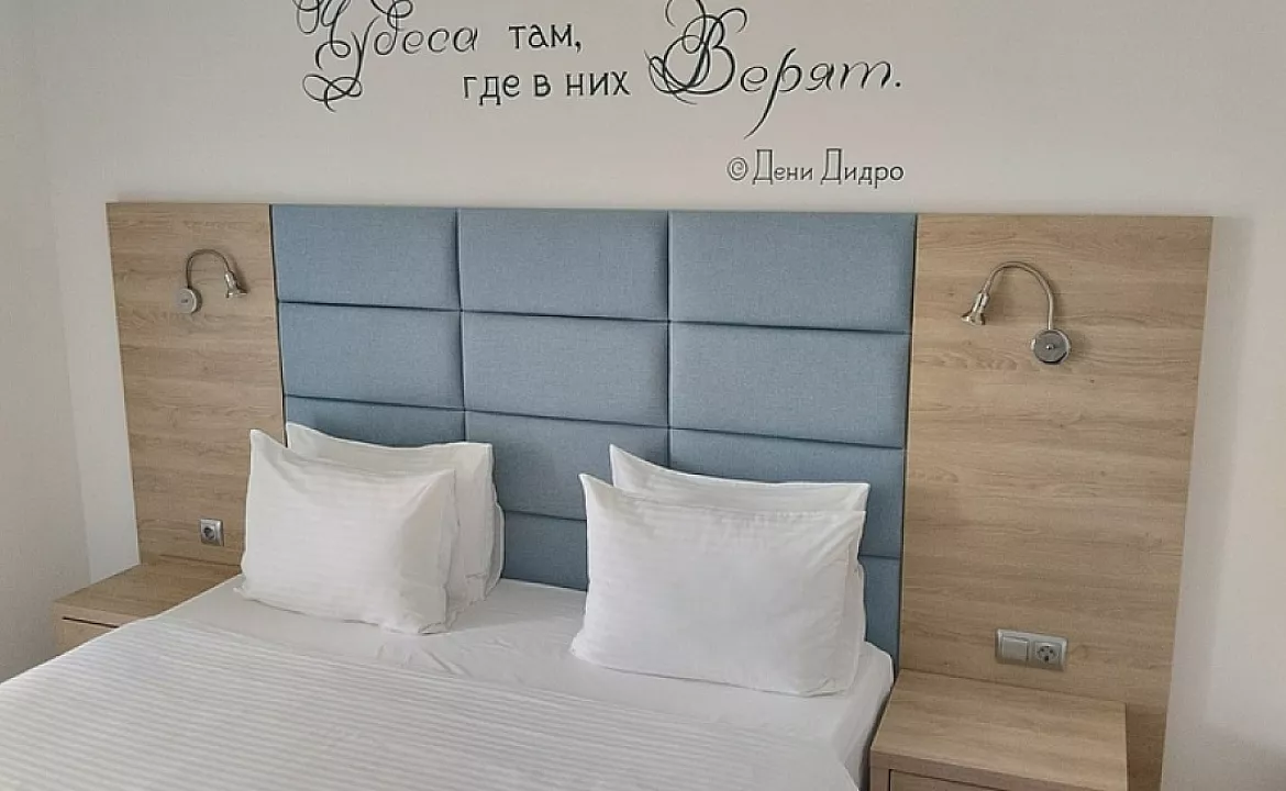 УЛУЧШЕННЫЙ НОМЕР С ВИДОМ НА МОРЕ. Отель La Familia. Лоо