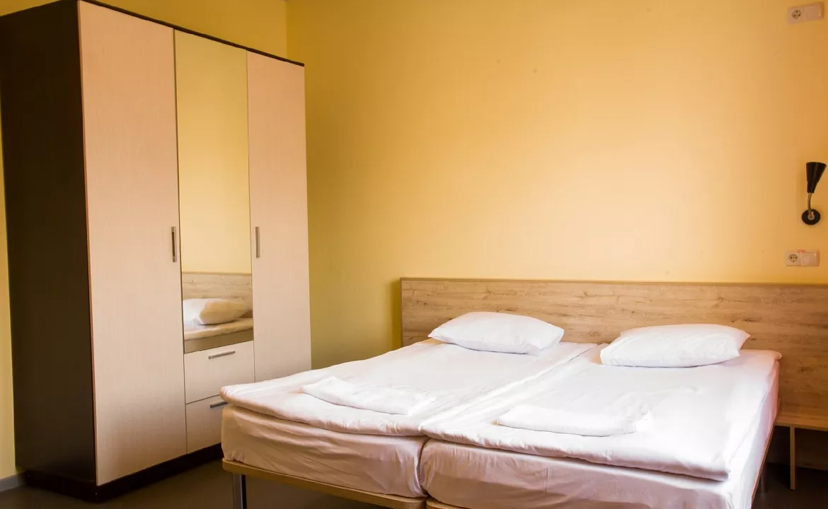 2-местный номер в блоке с удобствами на 2 номера. Хостел Борода. Ялта