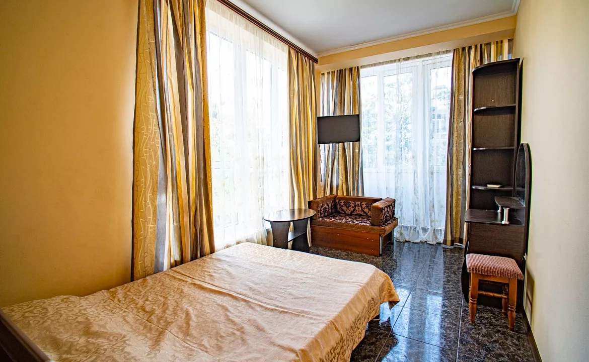 2-х местный полулюкс без балкона для 2 взрослых и 1 ребёнка. Отель "Калараш 17а". Лазаревское 2-х местный полулюкс без балкона для 2 взрослых и 1 ребёнка. Отель "Калараш 17а". Лазаревское