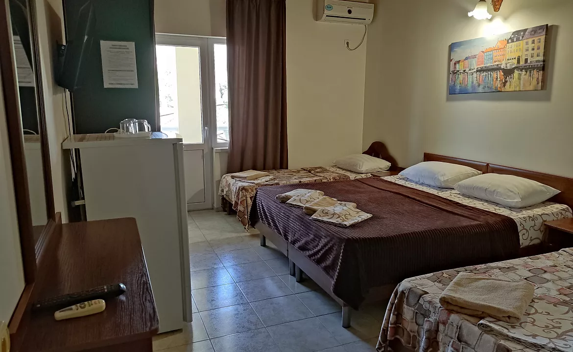 Четырехместный с удобствами и балконом. Гостевой дом "Одиссей" - Кабардинка. Кабардинка Четырехместный с удобствами и балконом. Гостевой дом "Одиссей" - Кабардинка. Кабардинка