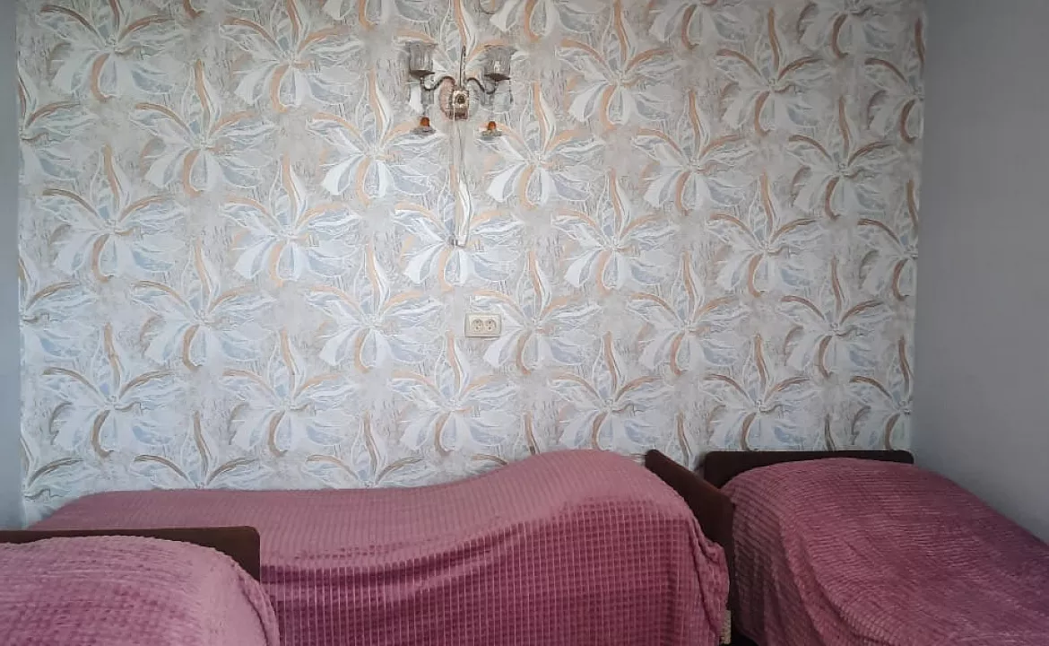 Трехместный удобства на этаже.. Гостевой дом "Галина" . Вишневка Трехместный удобства на этаже.. Гостевой дом "Галина" . Вишневка