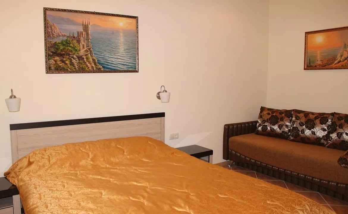 Номера со своим двориком. Отель Кайрос. Кореиз