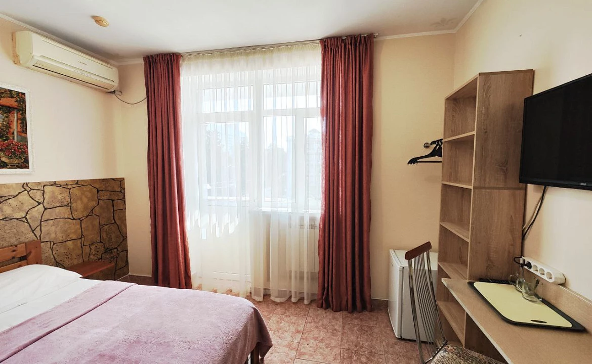 2-х местный номер Стандарт + доп.место с балконом. Гостевой дом "Регион 86" . Адлер