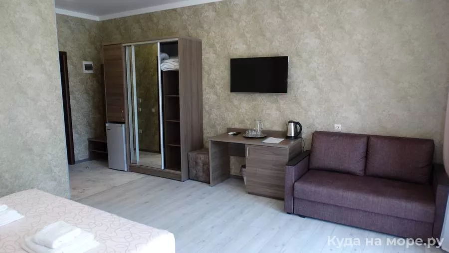 4-местный номер с балконом. Отель "Слон". Лазаревское