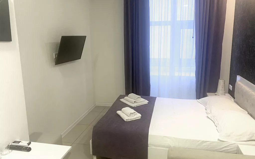 4-х местный номер «Комфорт» с двуспальной, односпальной кроватями и раскладным креслом. Отель «Эра». Анапа