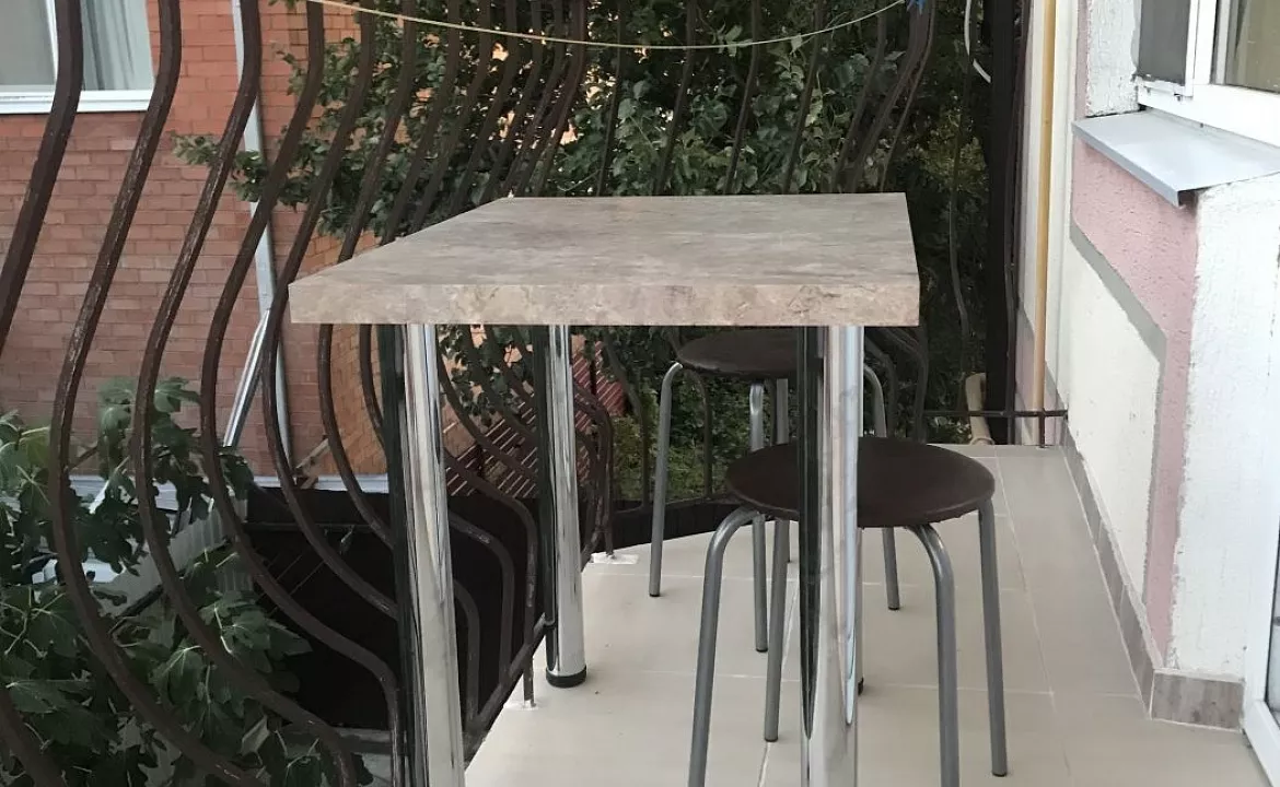 Трёхместный номер с балконом. Частный гостевой дом На Колхозной . Геленджик