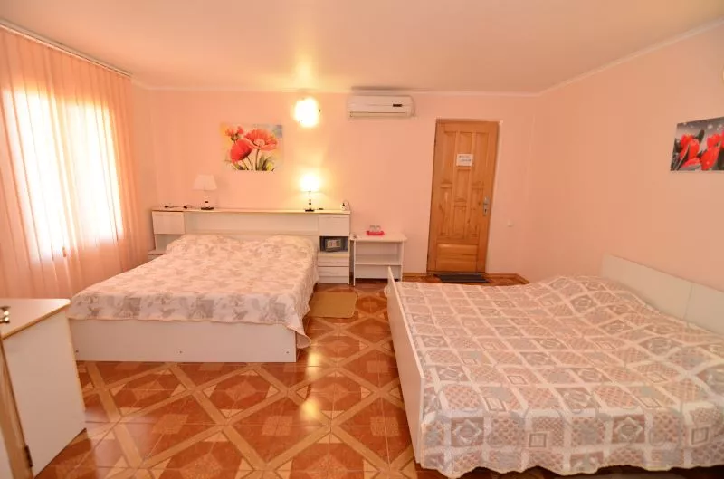 4-МЕСТНЫЙ НОМЕР С КОНДИЦИОНЕРОМ. Мини-гостиница "Анастасия". Саки