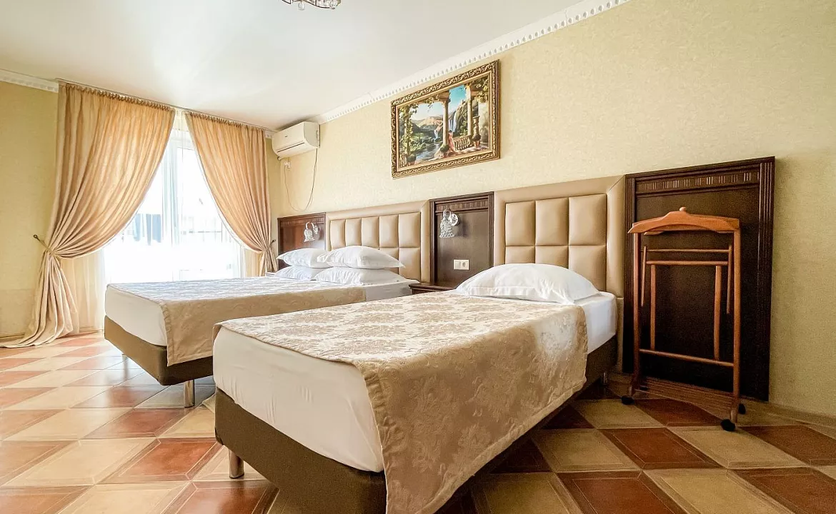 Люкс 2-х комнатный (большой) с балконом. Anzhelina Family Hotel. Витязево