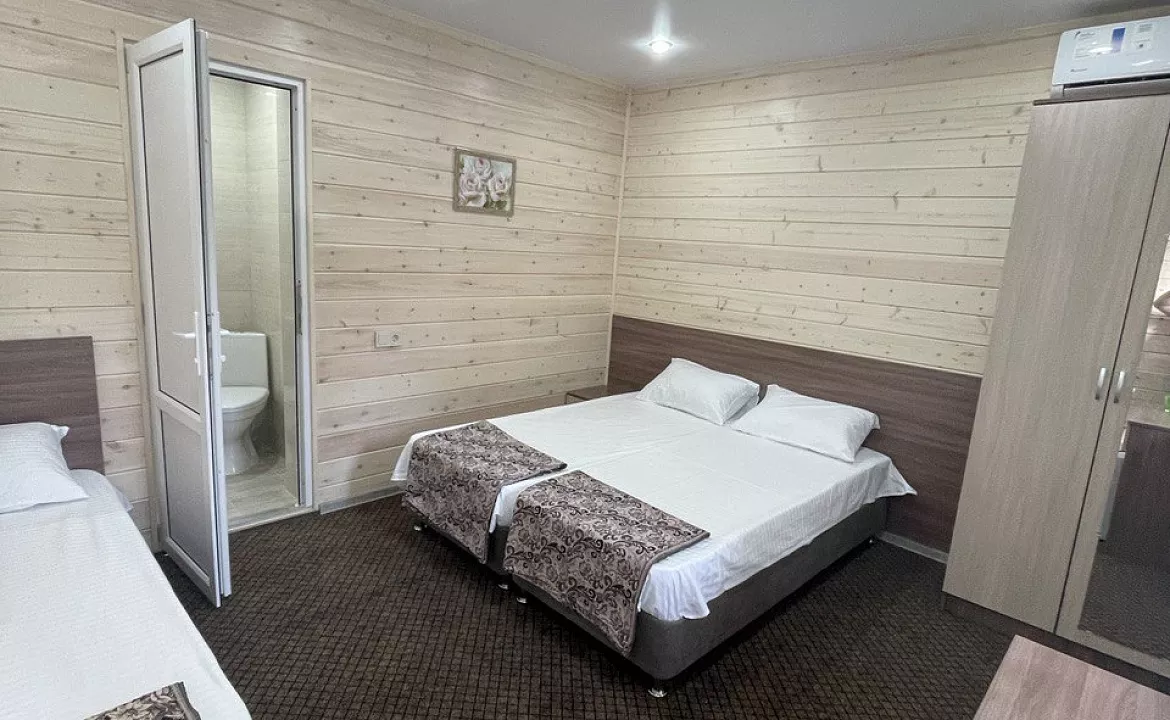 Классический трёхместный номер. Гостевой дом «Волна». Лазаревское Классический трёхместный номер. Гостевой дом «Волна». Лазаревское