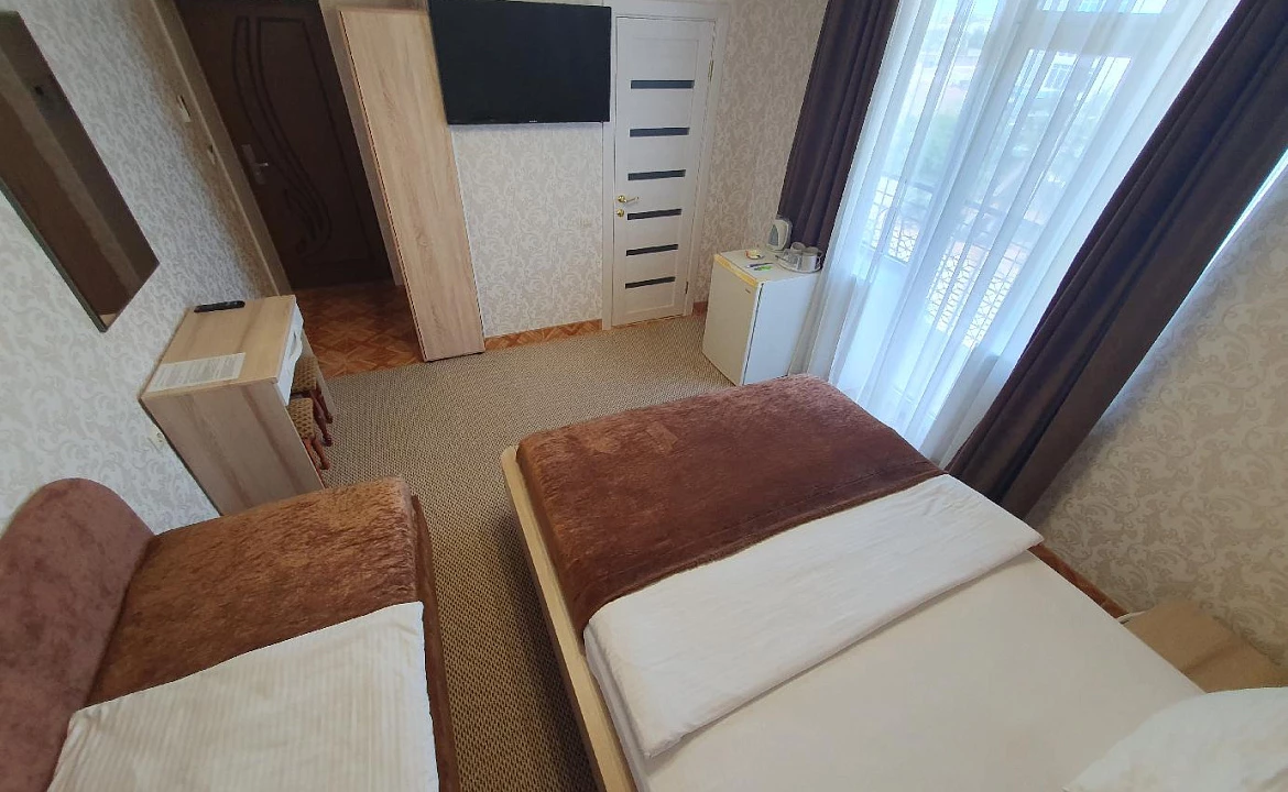 3-х местный стандарт. Гостиница  № 56 Семейный **. Симферополь