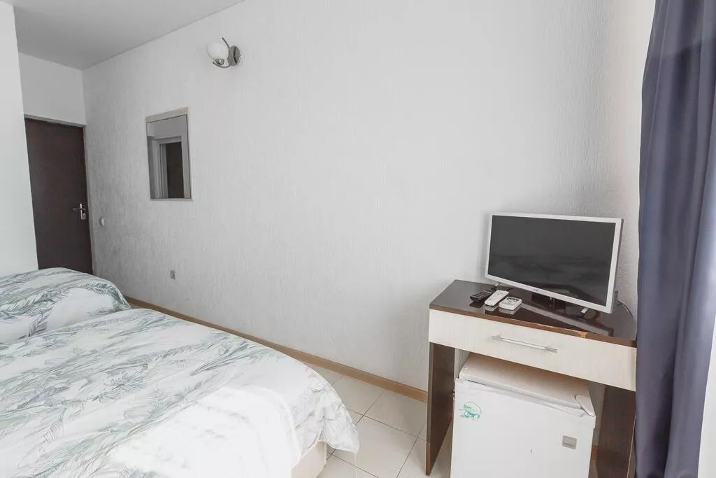 . Эллинг Море за окном Азовская 18. Лоо