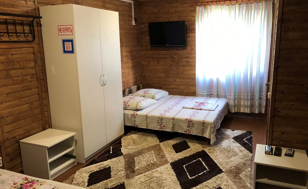 4-х местный номер ЛЮКС 23 кв метра. Гостевой дом "Эко отдых в срубе". Лазаревское 4-х местный номер ЛЮКС 23 кв метра. Гостевой дом "Эко отдых в срубе". Лазаревское