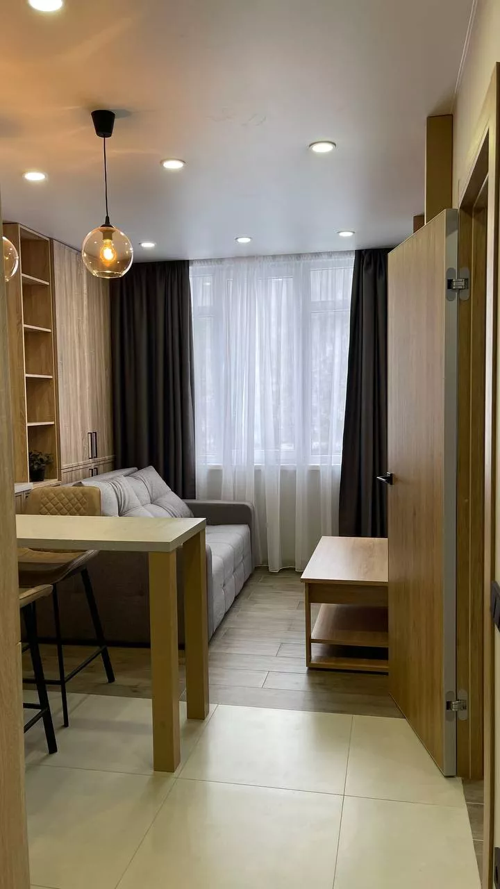 . Частный сектор Красная Поляна с видом на озеро и горы. Красная Поляна