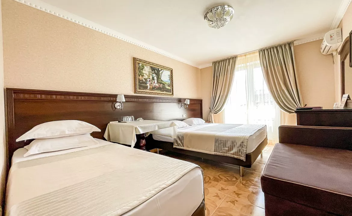 Полулюкс 4-х местный (с балконом). Anzhelina Family Hotel. Витязево