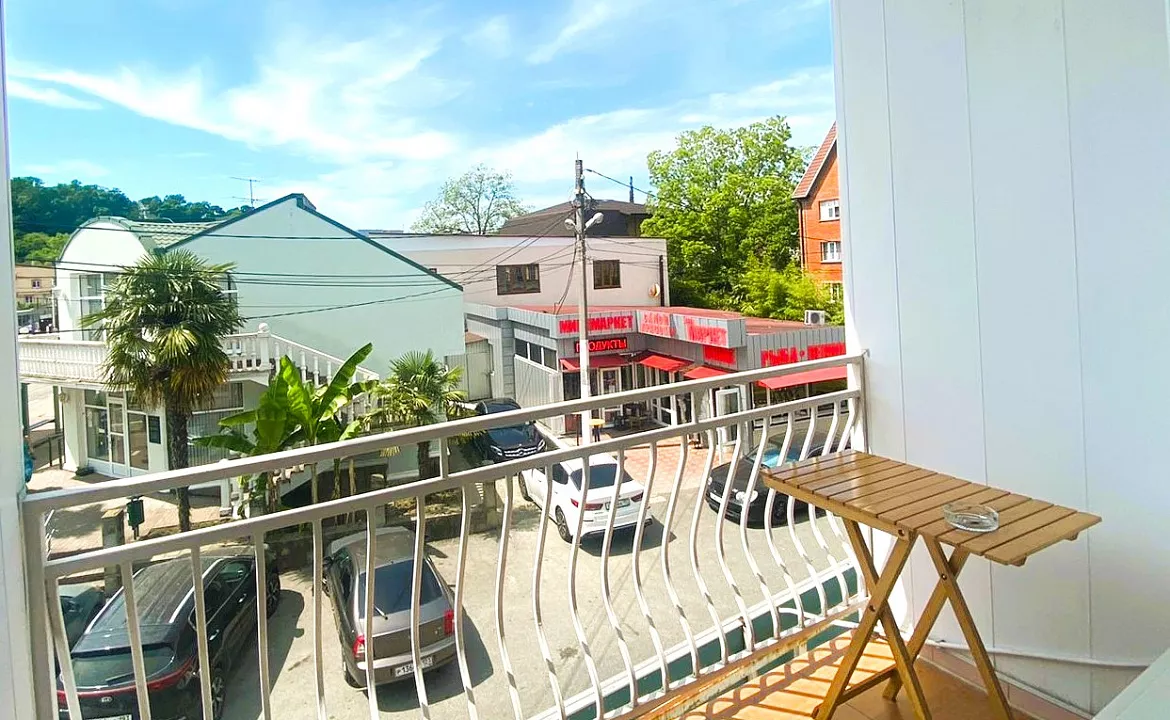 Стандарт трёхместный с доп. местом и балконом. Отель "Гермес" . Вардане