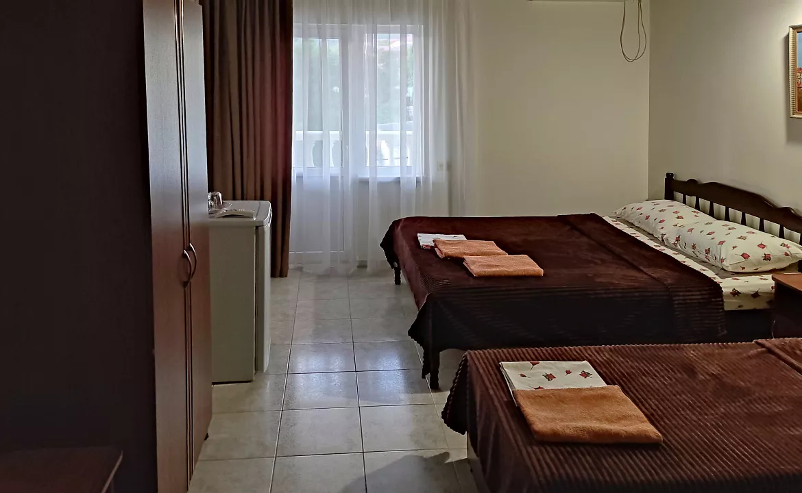 Трехместный с удобствами и балконом. Гостевой дом "Одиссей" - Кабардинка. Кабардинка Трехместный с удобствами и балконом. Гостевой дом "Одиссей" - Кабардинка. Кабардинка