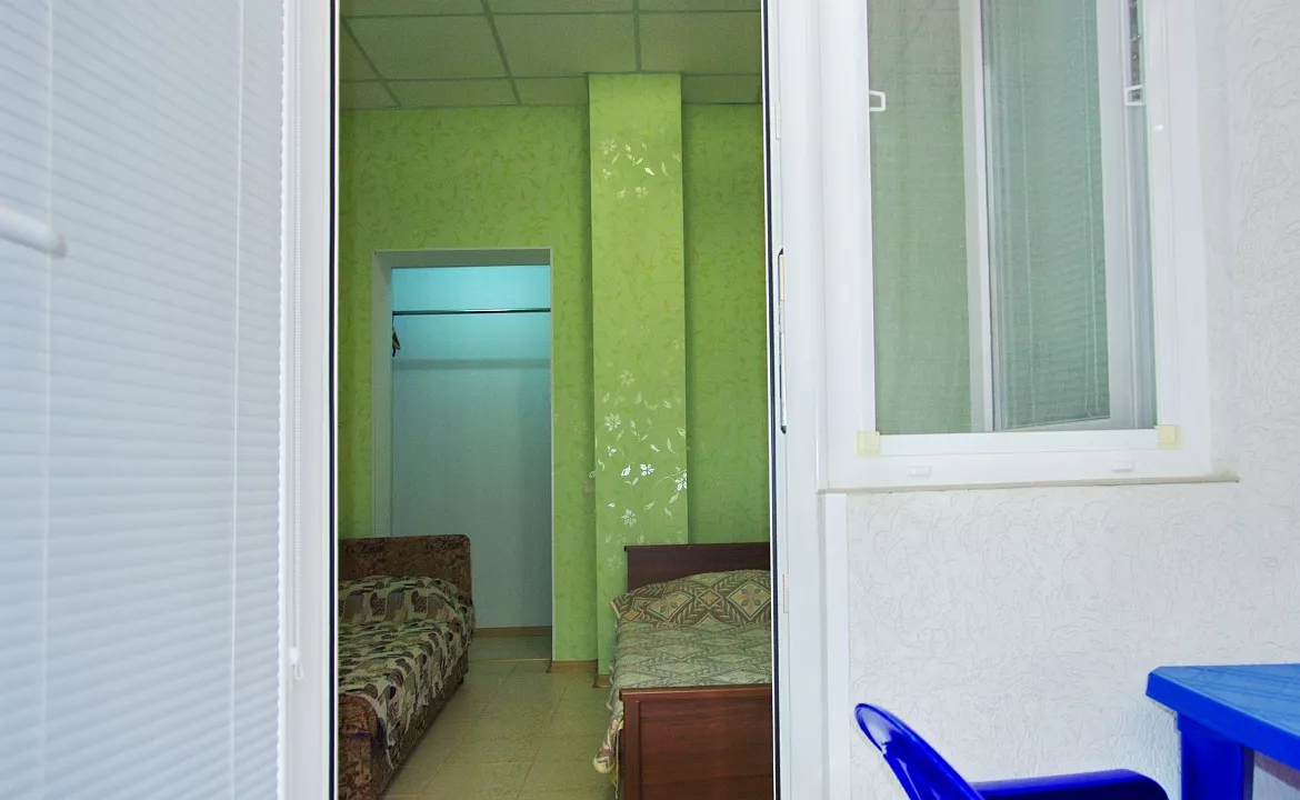 Трехместный с двуспальной и односпальной кроватями и гардеробной. Частный сектор Гостевой дом "У Галины".. Феодосия