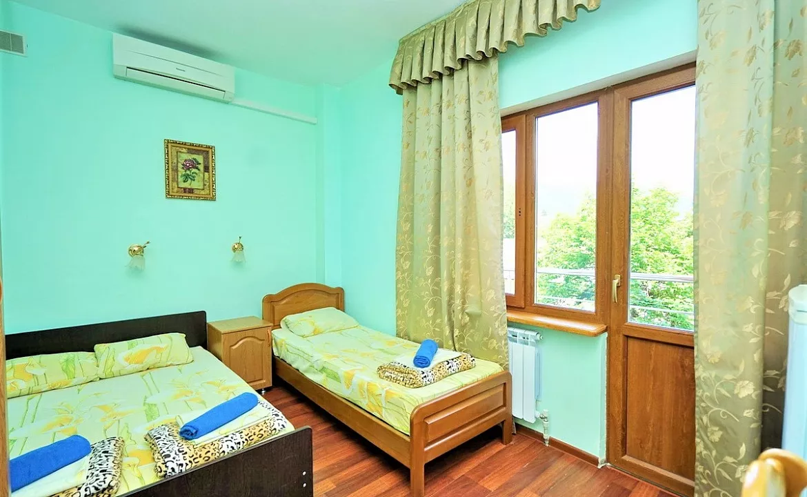 3-х местный номер стандарт. Гостевой дом Атлантис. Лазаревское