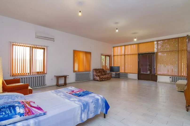 Три комнаты (две изолированных и одна проходная). Дом под ключ Кати Соловьяновой 14. Анапа