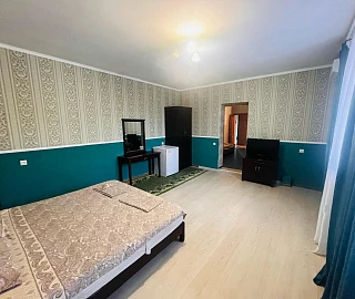 Семейный четырёхместный комфорт. Гостевой дом УЮТ на ул. Новороссийское шоссе 1/7. 