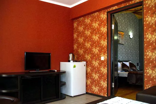 2-х комнатный номер, с балконом, с видом на горы/на море . Отель "ПОСЕЙДОН". Гагра