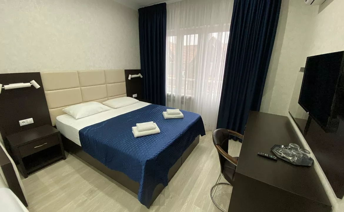 Семейный двухкомнатный пятиместный с балконом. Отель BLUE MARINE HOTEL. Адлер