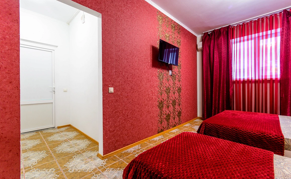 Семейный трёхместный комфорт. Гостевой дом УЮТ на ул. Новороссийское шоссе 1/7. Джубга