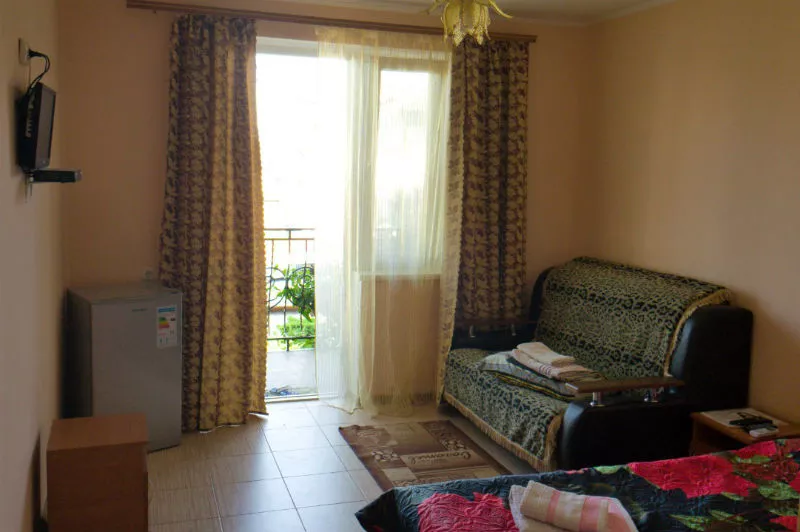 3-х местный номер «Полулюкс». Гостевой дом "Зеленый дворик". Саки