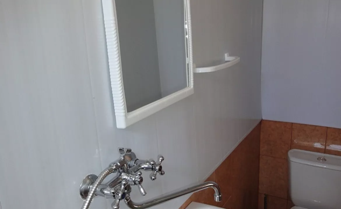 3-х местный с балконом и удобствами в номере. Гостевой дом Светлана на Алычевом. Лоо 3-х местный с балконом и удобствами в номере. Гостевой дом Светлана на Алычевом. Лоо