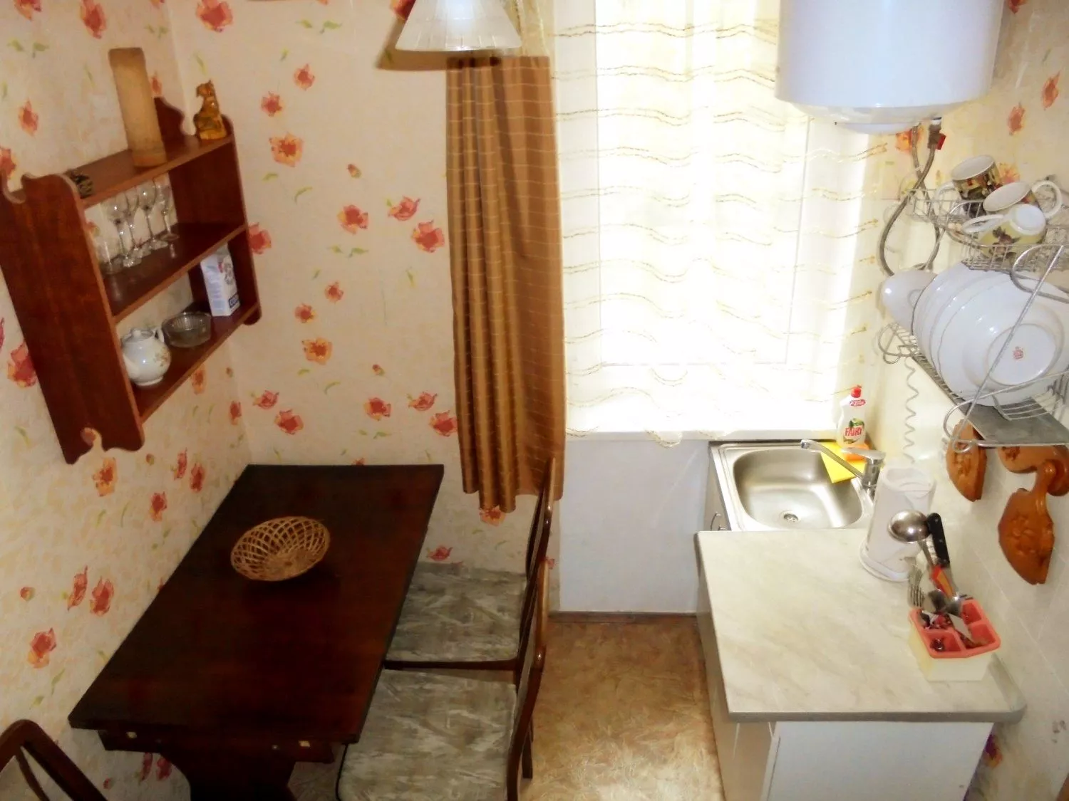 . Дом под ключ  Домик под абрикосовым деревом на 2-4 человека.. Феодосия