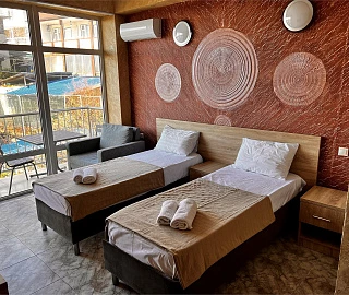 Трехместный Комфорт, с балконом, вид во двор. Гостиница Соната Лоо. 