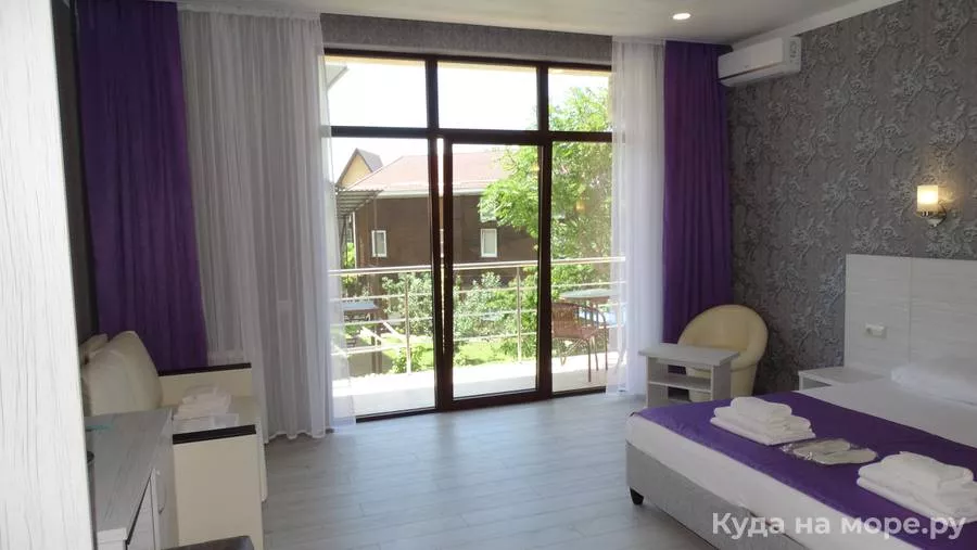 4-местный номер с балконом. Отель "Слон". Лазаревское