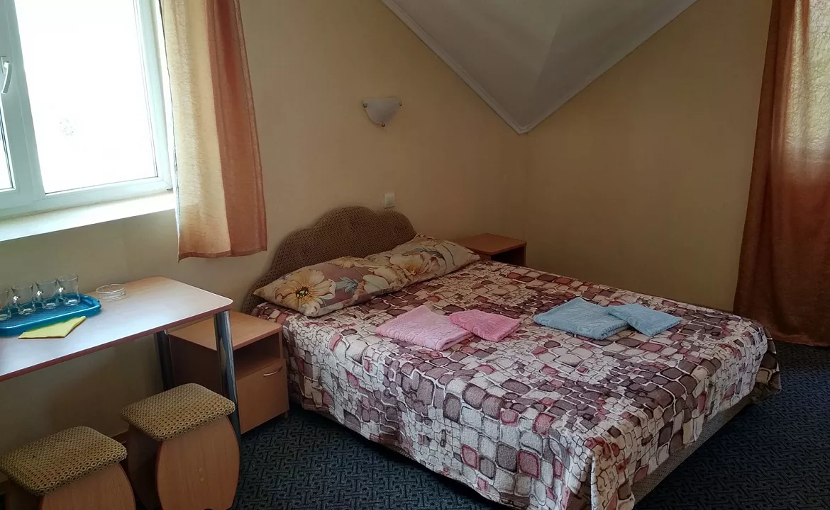 Двухкомнатный полулюкс. Гостиница "ВИКТОРиЯ" - Саки. Саки