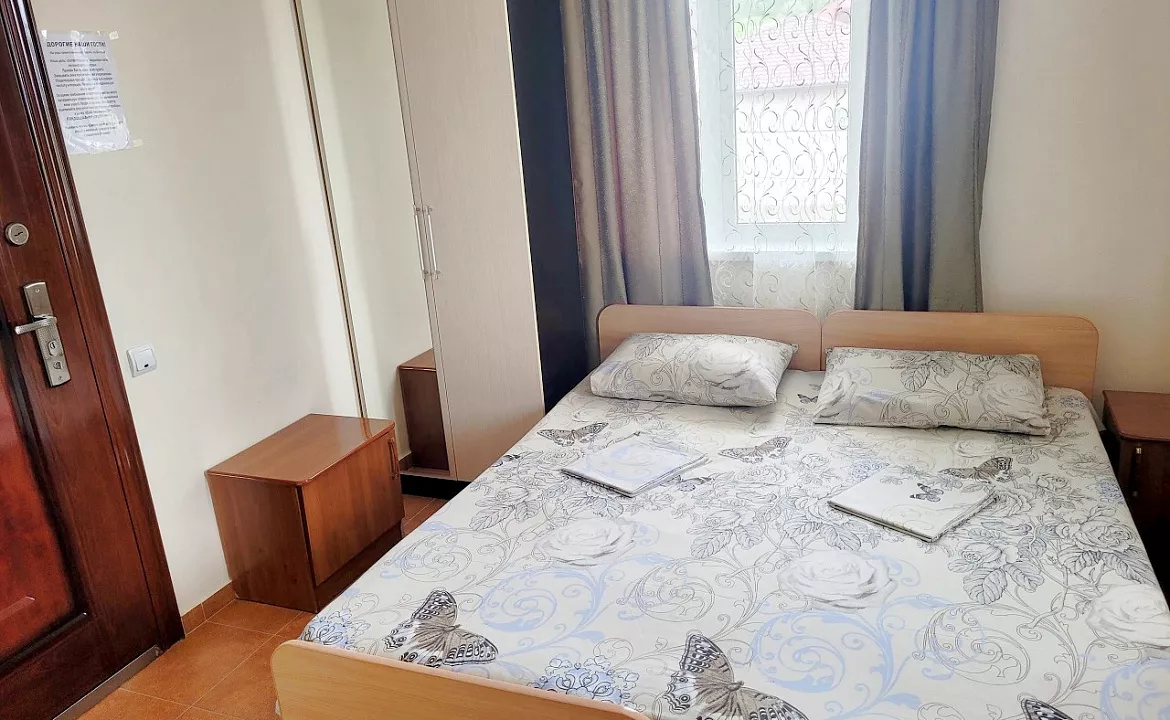 Двух местный номер категории комфорт. Гостевой дом Aleksa. Кабардинка