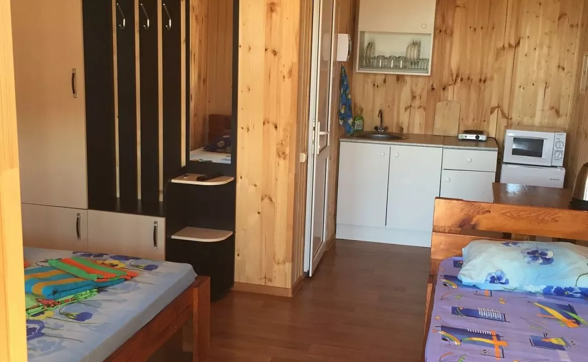 Трехместный номер с видом во двор.. Гостевой дом Морской бриз - Кучугуры. Кучугуры Трехместный номер с видом во двор.. Гостевой дом Морской бриз - Кучугуры. Кучугуры