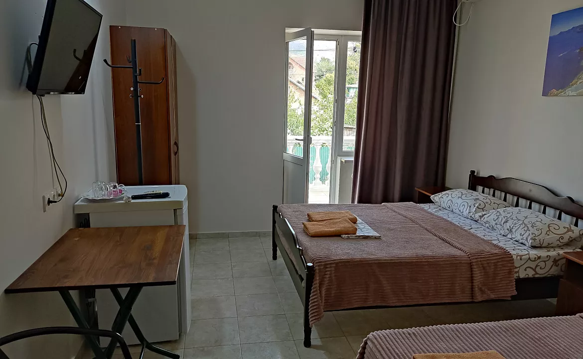 Трехместный с удобствами и балконом. Гостевой дом "Одиссей" - Кабардинка. Кабардинка Трехместный с удобствами и балконом. Гостевой дом "Одиссей" - Кабардинка. Кабардинка