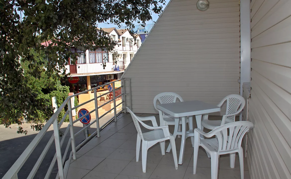 Люкс с отдельным балконом 3хместный. Отель АСТОН. Нижнее Джемете