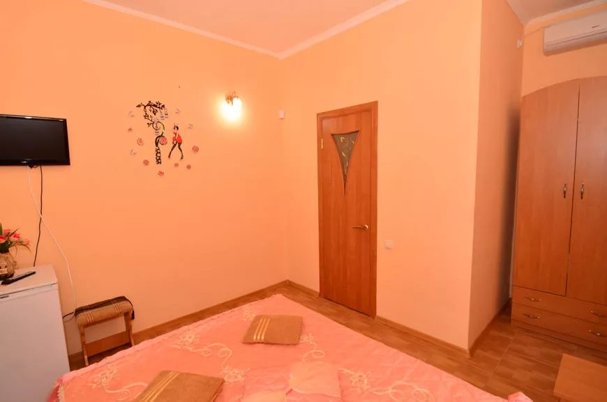 2-местный номер «Персиковый». Гостевой дом Гостевой дом «Радуга». Саки 2-местный номер «Персиковый». Гостевой дом Гостевой дом «Радуга». Саки