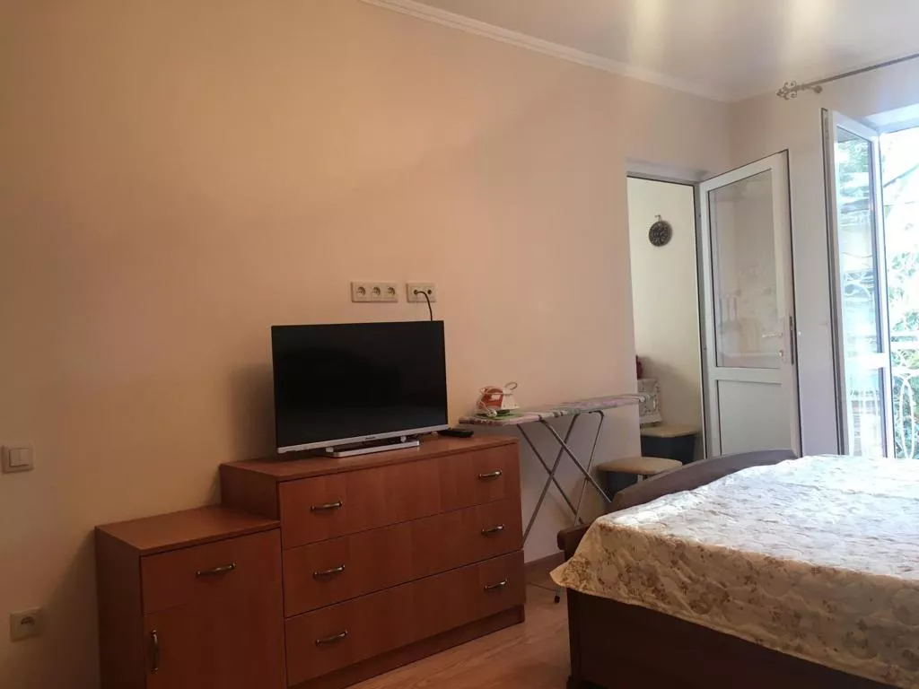 . Квартира в многоквартирном доме Однокомнатная квартира - Сухум. Сухум