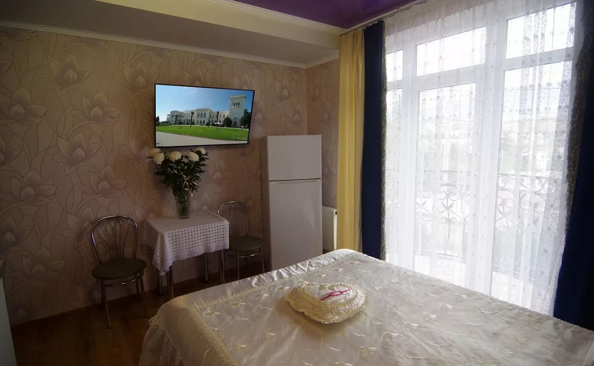 Комфорт 2-х местный с балконом( Комната №5). Частный гостевой дом у Ярославовны. Алушта