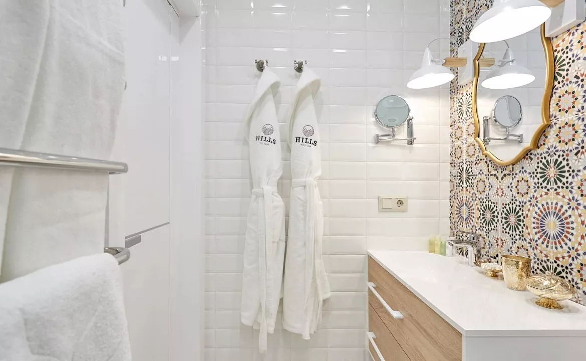 Улучшенный семейный номер с двумя спальнями и балконом. Отель «HILLS POLYANA». Красная Поляна