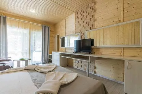 Трехместный номер «Шале». Гостевой комплекс "Альбатрос". Архипо-Осиповка